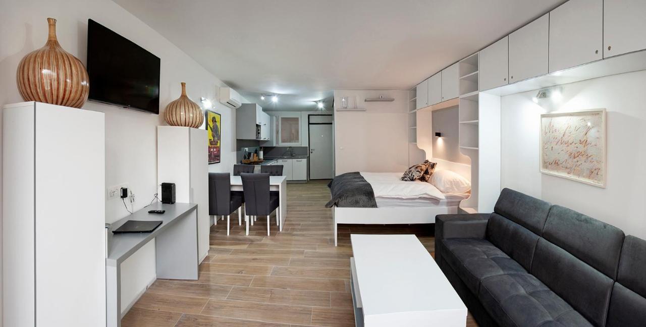 Studio Apartment Theatre View SJJ Esterno foto